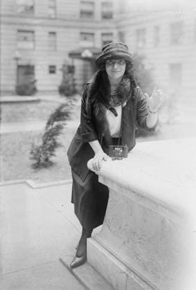 RECORD DATE NOT STATED Braslau, between c1915 and c1920. Shows opera singer Sophie Braslau (1888-1935), a contralto who performed with the Metropolitan Opera, New York City, with camera. Copyright:xHeritagexArt HeritagexImagesxBainxNewsxServicex IMAGO, ! ACHTUNG: AUFNAHMEDATUM GESCHÄTZT!  Copyright:HeritagexArt HeritagexImagesxBainxNewsxServicex IMAGO