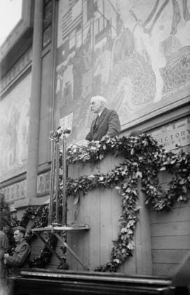 RECORD DATE NOT STATED Dr. Jos. Blake, 1919. Shows Dr. Joseph Augustus Blake (1864-1937) speaking at the Day of the Wounded event at Victory Way, Park Avenue between 45th and 50th Streets, New York City. Copyright:xHeritagexArt HeritagexImagesxBainxNewsxServicex IMAGO, ! ACHTUNG: AUFNAHMEDATUM GESCHÄTZT!  Copyright:HeritagexArt HeritagexImagesxBainxNewsxServicex IMAGO