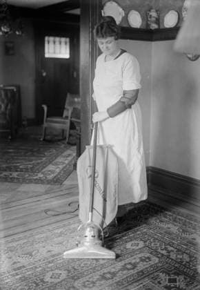 RECORD DATE NOT STATED Dunlap vacuuming, between c1915 and c1920. Shows singer Marguerite Dunlap using a vacuum cleaner. Copyright:xHeritagexArt HeritagexImagesxBainxNewsxServicex IMAGO, ! ACHTUNG: AUFNAHMEDATUM GESCHÄTZT!  Copyright:HeritagexArt HeritagexImagesxBainxNewsxServicex IMAGO