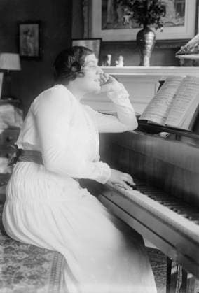 RECORD DATE NOT STATED Erma Zarska, between c1910 and c1915. Shows Bohemian soprano opera singer Erma Zarska whose voice suffered because of a cold during her American debut, Nov. 26, 1915 Copyright:xHeritagexArt HeritagexImagesxBainxNewsxServicex IMAGO, ! ACHTUNG: AUFNAHMEDATUM GESCHÄTZT!  Copyright:HeritagexArt HeritagexImagesxBainxNewsxServicex IMAGO