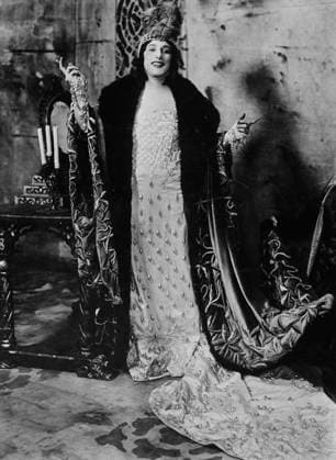 RECORD DATE NOT STATED Farrar - Reine Fiamette, between c1920 and c1925. Shows American operatic soprano and film actress Geraldine Farrar (1882-1967) in the role of Orlanda in Reine Fiamette. Copyright:xHeritagexArt HeritagexImagesxBainxNewsxServicex IMAGO, ! ACHTUNG: AUFNAHMEDATUM GESCHÄTZT!  Copyright:HeritagexArt HeritagexImagesxBainxNewsxServicex IMAGO
