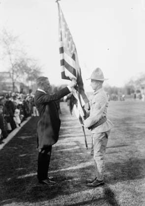 RECORD DATE NOT STATED Prof. H. G. Osborn Old Glory , between c1915 and c1920. Shows geologist, paleontologist and eugenist Henry Fairfield Osborn (1857?-1935), who served as President of the American Museum of Natural History, with a soldier holding an American flag. Copyright:xHeritagexArt HeritagexImagesxBainxNewsxServicex IMAGO, ! ACHTUNG: AUFNAHMEDATUM GESCHÄTZT!  Copyright:HeritagexArt HeritagexImagesxBainxNewsxServicex IMAGO