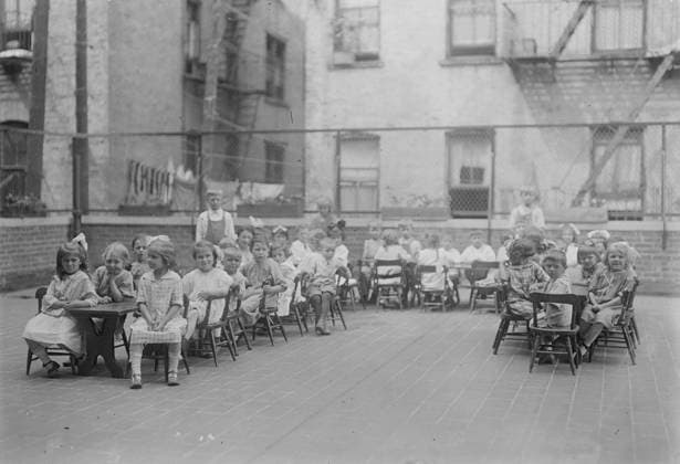 RECORD DATE NOT STATED Roof, Lenox Hill Settlement, between c1915 and c1920. Copyright:xHeritagexArt HeritagexImagesxBainxNewsxServicex IMAGO, ! ACHTUNG: AUFNAHMEDATUM GESCHÄTZT!  Copyright:HeritagexArt HeritagexImagesxBainxNewsxServicex IMAGO