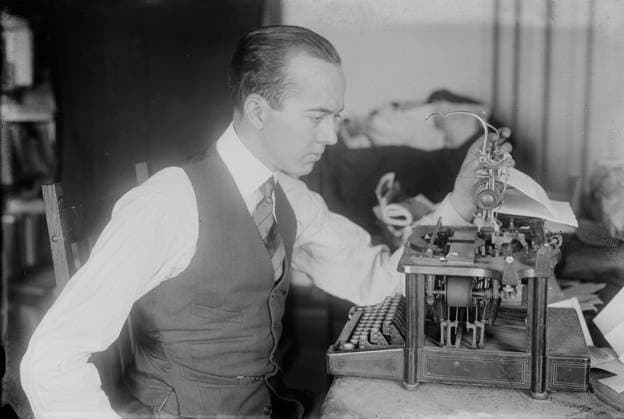RECORD DATE NOT STATED Steel, between c1915 and c1920. Shows American tenor singer John W. Steel (1895-1971) seated at a typewriter. Copyright:xHeritagexArt HeritagexImagesxBainxNewsxServicex IMAGO, ! ACHTUNG: AUFNAHMEDATUM GESCHÄTZT!  Copyright:HeritagexArt HeritagexImagesxBainxNewsxServicex IMAGO