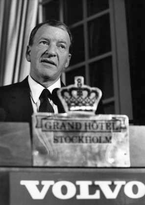 ARKIV STOCKHOLM 19881117. Företagsledaren PG Gyllenhammar talar pa Grand Hotel i Stockholm och presenterar Volvos resultat för arets tre första kvartal. Han var VD i AB Volvo 1971-1983 och bolagets styrelseordförande 1983-1993. Stockholm Sverige x11014x *** ARCHIVE STOCKHOLM 19881117 CEO PG Gyllenhammar speaks at the Grand Hotel in Stockholm and presents Volvos results for the first three quarters of the year He was CEO of AB Volvo 1971 1983 and Chairman of the Board 1983 1993 Stockholm Sweden x11014x  Copyright: xGUNNARxLUNDMARKx xTTx x PG GYLLENHAMMAR