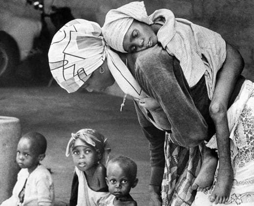 BIAFRA 1969-03-15. Hungersnöd i Biafra i samband med Biafrakriget. En kvinna med ett undernärt barn pa ryggen. Biafra Nigeria x53x *** BIAFRA 1969 03 15 Famine in Biafra during the Biafran war A woman with a malnourished child on her back Biafra Nigeria x53x  Copyright: xSven-ErikxSjöberg DN TTx HUNGERSNÖD BIAFRA