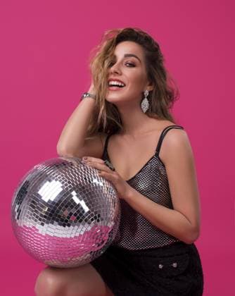 Schöne glückliche Mädchen mit Make up trägt modische Silber Top und schwarzen Rock Schuss gegen rosa Hintergrund mit silbernen Ball in der Hand Beautiful happy girl with makeup wearing fashionable silver top and black skirt shot against pink background with silver ball in her hand Copyright: imageBROKER AndreyxGuryanov ibxgur11552263.jpg ,model released, Symbolfoto ,property released