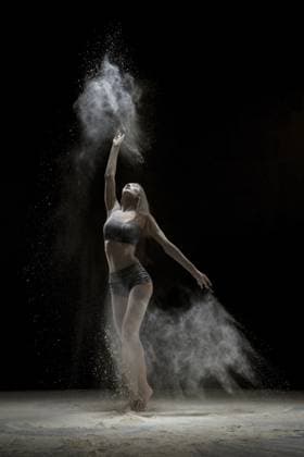 Hübsches Mädchen in Dessous tanzen in den Staub in den dunklen Raum Schuss Pretty girl in lingerie dancing in the dust in the dark room shot Copyright: imageBROKER AndreyxGuryanov ibxgur11552333.jpg ,model released, Symbolfoto ,property released