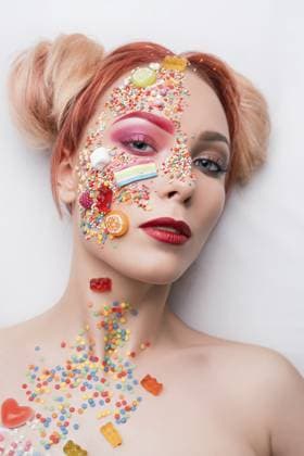 Weiblich mit Süßigkeiten und Karamell auf ihrem Gesicht Schuss Female with sweets and caramel on her face shot Copyright: imageBROKER AndreyxGuryanov ibxgur11555006.jpg ,model released, Symbolfoto ,property released