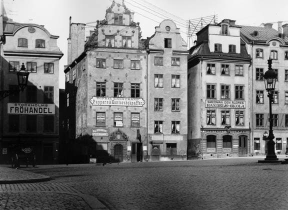 STOCKHOLM 1902. Orig. caption... STORTORGET 1902 Note. Signs Street lights Stockholms Fröhandel Sophie Engstrand Paper & office book store Smedman den elder s Handels-skola A.L. Stenbergs Grocery store sites: STOCKHOLM; SWEDEN; GAMLA STAN Stockholm Sweden sp_sw x5600x *** STOCKHOLM 1902 Orig caption STORTORGET 1902 Note Signs Street lights Stockholms Fröhandel Sophie Engstrand Paper office book store Smedman den elder s Handels skola A L Stenbergs Grocery store sites STOCKHOLM SWEDEN GAMLA STAN Stockholm Sweden sp sw x5600x  Copyright: xOSCARxHEIMERxOHx STORTORGET, OLD TOWN