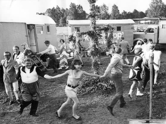 Göteborg 1966-06-25 Knäppupp har satt upp sitt tält pa Heden i Göteborg - och firar Midsommar *** Local Caption *** GT - Thore Leykauff KAMERAREPORTAGE x2524x *** Gothenburg 1966 06 25 Knäppupp has set up his tent on Heden in Gothenburg and celebrates Midsummer Local Caption GT Thore Leykauff KAMERAREPORTAGE x2524x  Copyright: xKamerareportage TTx