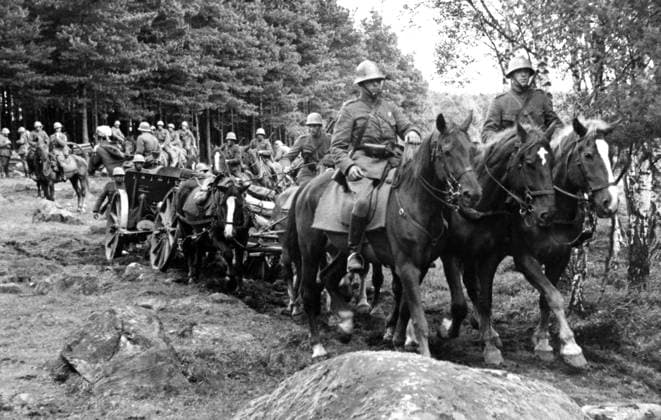 Artilleri fältartilleri rycker in i ställning samhället andra världskriget Sverige 1940-tal sp_sw x2503x *** Artillery field artillery moving into position society World War II Sweden 1940s sp sw x2503x  Copyright: xSydsvenskanx xIBLxBildbyrax