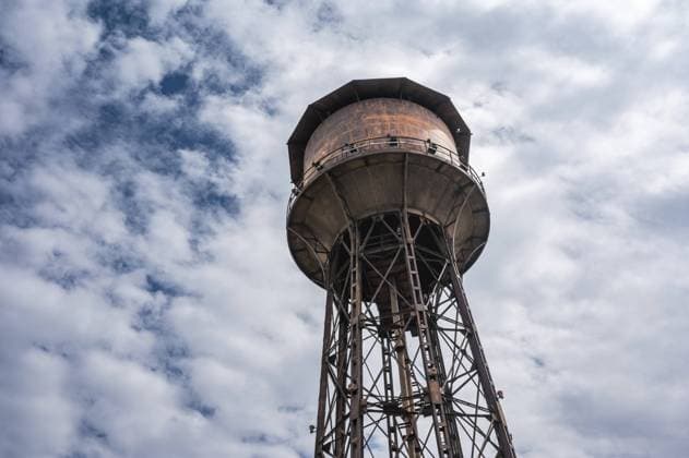 Limassol, Zypern, 23. März 2023, Alter rostiger Metallwasserturm vor blauem Himmel, Europa Limassol, Cyprus, March 23, 2023, Old rusty metal water tower against blue sky, Europe Copyright: imageBROKER WernerxLerooy ibxiqx11303395.jpg