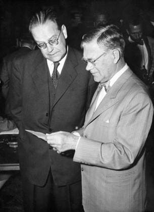Orig. caption... The congress of the SOCIALIST INTERNATIONAL was opened on Wednesday by the president, the Englishman Morgan Phillips. Foreign Minister Östen UndÃ n and the Prime Minister discuss an item on the agenda among themselves. Note CD93 T. Erlander, 1901-85, politician (social democrat), prime minister 1946-69. Ö. UndÃ n, 1886-1974, lawyer and politician (social democrat), foreign minister 1924-26 and 1945-62. Profiler persons: Östen UndÃ n ;Tage Erlander sites: SWEDEN ;STOCKHOLM sp_sw x5600x *** Orig caption The congress of the SOCIALIST INTERNATIONAL was opened on Wednesday by the president, the Englishman Morgan Phillips Foreign Minister Östen UndÃ n and the Prime Minister discuss an item on the agenda among themselves Note  Copyright: xXxXxXx ERLANDER AND THE UNDEN
