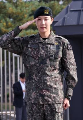 Bilder des Jahres 2024, Entertainment 10 Oktober Entertainment Themen der Woche KW42 BTS J-Hope completes obligatory military service BTS J-Hope completes obligatory military service J-Hope, a member of the K-pop supergroup BTS, salutes upon his discharge from the 36th Army Infantry Division boot camp in Wonju, about 85 kilometers southeast of Seoul, on Oct. 17, 2024, after completing 18 months of mandatory military service, becoming the second member of the band to do so, following the oldest member, Jin. (Yonhap) 2024-10-17 10:16:39 < 1980-2024 YONHAPNEWS AGENCY. .> ¿øÁÖ½Ã °­¿øµµ EDITORIAL USE ONLY  Copyright: xx PYH2024101704090031500 YonhapxNewsx yonphotos234987