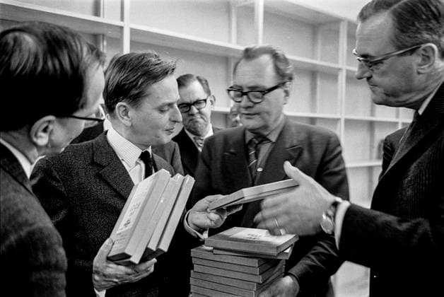 STOCKHOLM 1966-01-07. Olof Palme (2nd frv), Minister of Communications, visits Sweden s Radio. This is Olof Rydbeck, head of Sweden s Radio. Stockholm Sweden x5600x *** STOCKHOLM 1966 01 07 Olof Palme 2nd frv , Minister of Communications, visits Sweden s Radio This is Olof Rydbeck, head of Sweden s Radio Stockholm Sweden x5600x  Copyright: xBo-AjexMellin SVTx PALME VISITS SWEDEN S RADIO