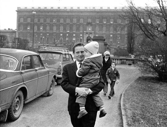 Olof Palme, politiker (S), Lisbet Palme, psykolog barnpsykolog och sönerna Joakim Palme och Marten Palme i Olof Palmes famn, utanför Stockholms Slott. 1967-01-30 (c) HALVARSSON LENNART Aftonbladet IBL * * * EXPRESSEN OUT * * * AFTONBLADET 5600 Stockholm Sverige politik x2512x *** Olof Palme, politician S , Lisbet Palme, psychologist child psychologist and sons Joakim Palme and Marten Palme in Olof Palmes arms, outside Stockholm Castle 1967 01 30 c HALVARSSON LENNART Aftonbladet IBL EXPRESSEN OUT AFTONBLADET 5600 Stockholm Sweden politics x2512x  Copyright: xLennartxHalvarsson Aftonbladet TTx Olof Palme med sin familj