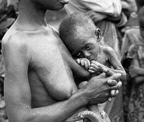 BIAFRA 1968-07-24. Hungersnöd i Biafra i samband med Biafrakriget. En mamma ammar sitt undernärda barn. Biafra Nigeria x53x *** BIAFRA 1968 07 24 Famine in Biafra during the Biafran war A mother breastfeeds her malnourished child Biafra Nigeria x53x  Copyright: xSven-ErikxSjöberg DN TTx HUNGERSNÖD BIAFRA