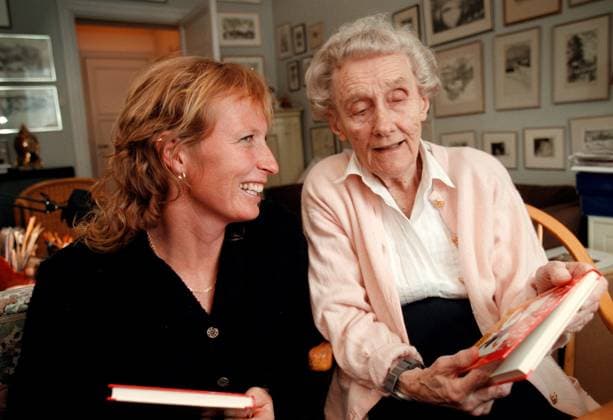 SUSANNE GUNNARSSON, KANOTIST SVERIGE Â¿, MÖTER ASTRID LINDGREN, FÖRFATTARE SVERIGE Â¿. 1998-03-13 (c) THURESSON BÖRJE Aftonbladet IBL Bildbyra * * * EXPRESSEN OUT * * * AFTONBLADET Stockholm Sverige svenska kändisar, författare x2512x *** SUSANNE GUNNARSSON, CANOEIST SWEDEN, MEETS ASTRID LINDGREN, AUTHOR SWEDEN 1998 03 13 c THURESSON BÖRJE Aftonbladet IBL Bildbyra EXPRESSEN OUT AFTONBLADET Stockholm Sweden Swedish celebrities, authors x2512x  Copyright: xBörjexThuresson Aftonbladet TTx