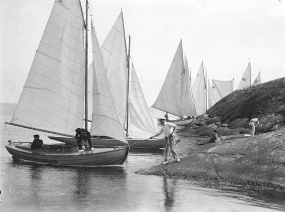 Göteborg 18 juni 1926 Segelbatar lägger till i Göteborgs Skärgard x2524x *** Gothenburg June 18, 1926 Sailboat docks in Göteborgs Skärgard x2524x  Copyright: xKamerareportage TTx