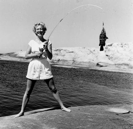 ARKIVFYND 73- 19550715- Kvinna med napp, Smögen. SWEDEN x1048x *** ARKIVFYND 73 19550715 Woman with pacifier, Smögen SWEDEN x1048x  Copyright: xTORExFALKx ARKIVFYND BILD 73