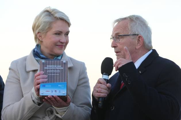 Die Ministerpräsidentin des Landes Mecklenburg Vorpommern Manuela Schwesig gibt am Mittwoch (16.10.2024) in Prerow (Landkreis Vorpommern Rügen) im Beisein des Umweltministers von Mecklenburg Vorpommern Dr. Till Backhaus den Startschuss zur Eröffnung des neuen Inselhafens. . Der Hafen entstand als Ersatzhafen für den Nothafen Darßer Ort der mittlerweile geschlossen wurde. Dieser war in den zurückliegenden Jahren immer wieder versandet und musste ausgebaggert werden. Dadurch waren in regelmäßigen Abständen hohe Kosten entstanden. Infolge hatte sich das Land MV dazu entschlossen, am Standort der örtlichen Seebrücke einen Neubau zu errichten. Zu diesem gehört nun auch eine neue Seebrücke die eine Länge von 720 Meter und eine Breite von 4,20 Met