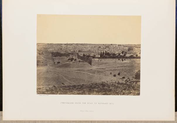 RECORD DATE NOT STATED Jerusalem from the Road to Bethany, No. 1. John Cramb, photographer (Scottish, active 1850s - 1860s) 1860 Elevated view of Jerusalem s Old City from the east, with the domes of the al-Aqsa Mosque and the Dome of the Rock visible behind the stone wall that surrounds the city. (Recto, mount) lower left, below print, letterpress in black ink: Cramb, Photo. 1860. Lower center, letterpress in black ink: JERUSALEM FROM THE ROAD TO BETHANY No. 1. William Collins, Glasgow. (Verso, mount) lower left, handwritten in pencil: IB 51.13 (CRA) Copyright: xpiemagsx piemagsrmnb13020224-3561 !ACHTUNG AUFNAHMEDATUM GESCHÄTZT!