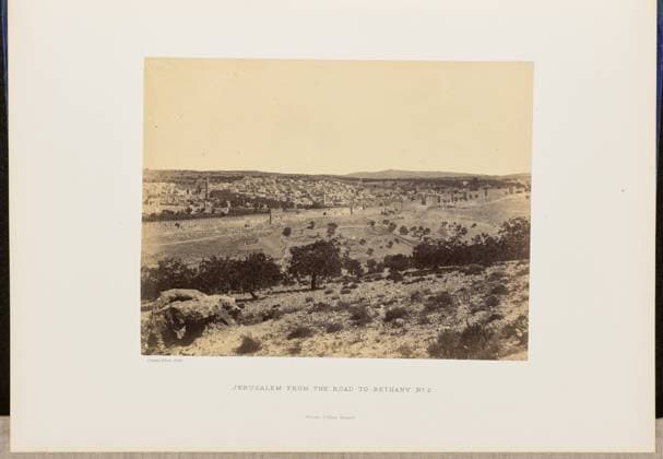 RECORD DATE NOT STATED Jerusalem from the Road to Bethany, No. 2. John Cramb, photographer (Scottish, active 1850s - 1860s) 1860 Elevated view of Jerusalem s Old City from the east. (Recto, mount) lower left, below print, letterpress in black ink: Cramb, Photo. 1860. Lower center, letterpress in black ink: JERUSALEM FROM THE ROAD TO BETHANY No. 2. William Collins, Glasgow. (Verso, mount) lower left, handwritten in pencil: IB 51.14 (CRA) Copyright: xpiemagsx piemagsrmnb13020224-3562 !ACHTUNG AUFNAHMEDATUM GESCHÄTZT!