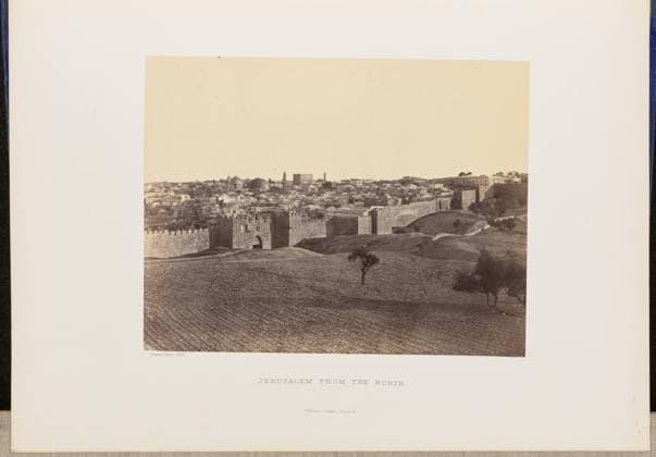 RECORD DATE NOT STATED Jerusalem from the North. John Cramb, photographer (Scottish, active 1850s - 1860s) 1860 Elevated view of the Old City of Jerusalem from just outside the Damascus Gate. (Recto, mount) lower left, below print, letterpress in black ink: Cramb, Photo. 1860. Lower center, letterpress in black ink: JERUSALEM FROM THE NORTH. William Collins, Glasgow. (Verso, mount) lower left, handwritten in pencil: IB 51.19 (CRA) Copyright: xpiemagsx piemagsrmnb13020224-3566 !ACHTUNG AUFNAHMEDATUM GESCHÄTZT!