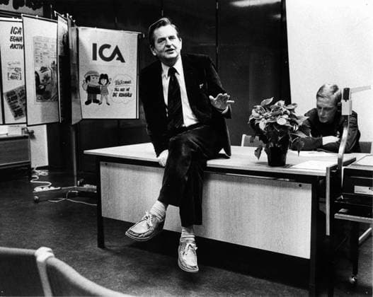 Göteborg 1981-11-24 Olof Palme sitter pa skrivbord *** Local Caption *** x2524x *** Gothenburg 1981 11 24 Olof Palme sitting on desk Local Caption x2524x  Copyright: xKamerareportage TTx