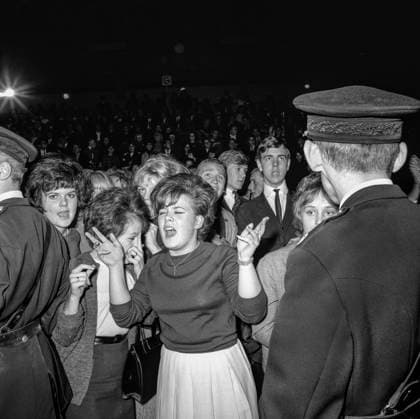 ARKIV 1963-10-26 Hängivna fans när den brittiska popgruppen The Beatles uppträder vid en popgala i Kungliga Tennishallen i Stockholm Stockholm Sverige x1x *** ARCHIVE 1963 10 26 Devoted fans as British pop group The Beatles perform at a pop gala at the Royal Tennis Hall in Stockholm Stockholm Sweden x1x  Copyright: xBengtxAlmquistx xDNx xTTx x THE BEATLES SVERIGETURNE 1963