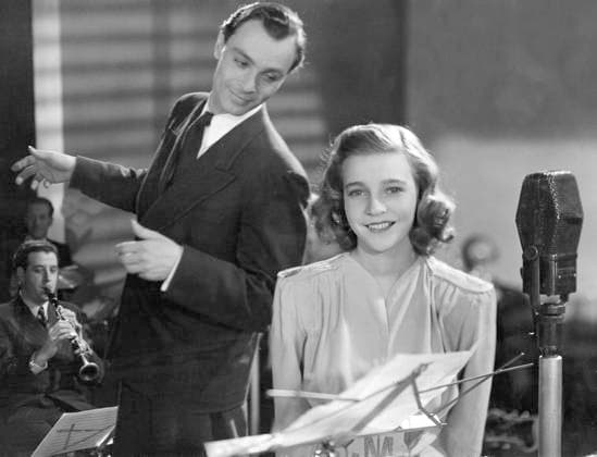 En trallande jänta , film Sverige. Nils Kihlberg, skadespelare och Alice Babs Sjöblom, sangare, skadespelare Sverige. Rollbilder, mikrofon 1942-01-01 (c) SysAdmin Aftonbladet IBL Bildbyra * * * EXPRESSEN OUT * * * AFTONBLADET 5600 x2512x *** En trallande jänta , film Sweden Nils Kihlberg, actor and Alice Babs Sjöblom, singer, actor Sweden Roll images, microphone 1942 01 01 c SysAdmin Aftonbladet IBL Bildbyra EXPRESSEN OUT AFTONBLADET 5600 x2512x  Copyright: xAftonbladet TTx En trallande jänta