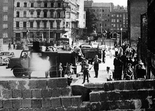 Orig. caption... BERLIN: EAST GERMAN EVICT FAMILIES LIVING NEAR BORDER. East German authorities are now evicting many families living in houses close to the East-West border. Several daring escapes to the West have recently taken place in this vicinity and the authorities have apparently decided to prevent any further departures. Photo shows: Looking over the concrete barrier from the western side - lorries being loaded with household effects as the families are moved from their houses on the eastern side. Note CD163 sites: EAST BERLIN; EAST GERMANY sp_sw x5600x *** Orig caption BERLIN EAST GERMAN EVICT FAMILIES LIVING NEAR BORDER East German authorities are now evicting many families living in houses close to the East West border Several  Copyright: xXxXxXx BERLIN WALL 1961
