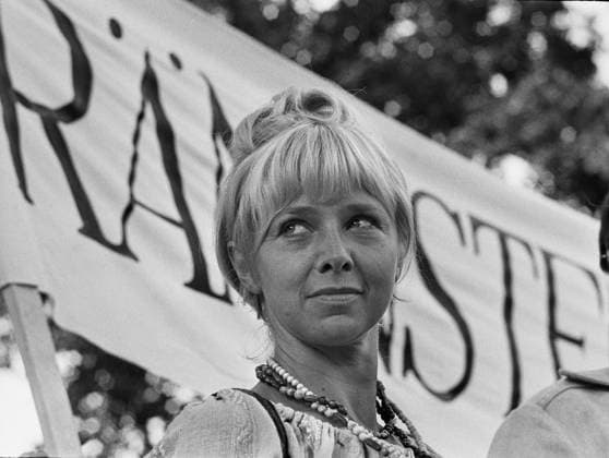 Hamburg 19740805 - Anita Lindblom fotograferad i samband med inspelningen av filmen Rännstensungar Fotograf: Torbjörn Andersson XP SCANPIX Kod 4 ** AFTONBLADET OUT ** HAMBURG TYSKLAND x4x *** Hamburg 19740805 Anita Lindblom photographed during the filming of the movie Rännstensungar Photographer Torbjörn Andersson XP SCANPIX Code 4 AFTONBLADET OUT HAMBURG GERMANY x4x  Copyright: xTORBJÖRNxANDERSSONx xXPx xTTx ANITA LINDBLOM