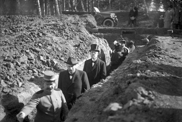 Göteborg - 1915-21-09 - Högrestandspersoner pa promenad i utgrävt dike - löpgrav ? *** Local Caption *** 1915 - 1980 KAMERAREPORTAGE x2524x *** Gothenburg 1915 21 09 High ranking people walking in excavated trench Local Caption 1915 1980 KAMERAREPORTAGE x2524x  Copyright: xKamerareportage TTx