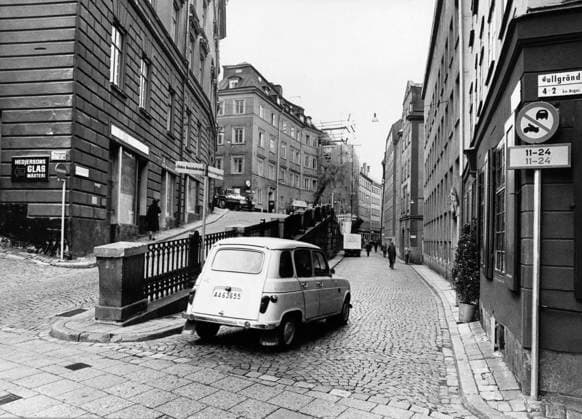 STOCKHOLM 1970-10-08. En bil kör pa kullerstensbelagda Österlanggatan i Gamla Stan. Stockholm x40x *** STOCKHOLM 1970 10 08 A car is driving on the cobbled Österlanggatan in Gamla Stan Stockholm x40x  Copyright: xBertilxStilling Expressen TTx GAMLA STAN 1970