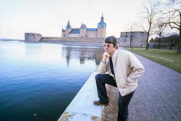 ARCHIVE KALMAR 19820414. Tomas Arvidsson, detective writer and newspaper man, with Kalmar castle in the fund. Kalmar Sweden sp_sw x5600x *** ARCHIVE KALMAR 19820414 Tomas Arvidsson, detective writer and newspaper man, with Kalmar castle in the fund Kalmar Sweden sp sw x5600x  Copyright: xBertilxS-sonxAbergx xSVTx TOMAS ARVIDSSON