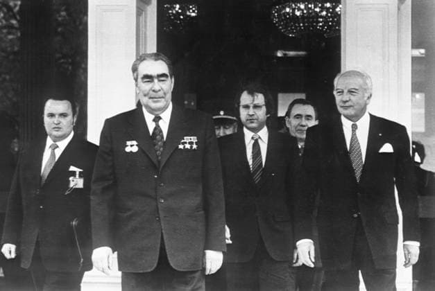 Bonn, Federal Republic of Germany. General Secretary of the CPSU Central Committee, Chairman of the Presidium of the USSR Supreme Soviet Leonid Brezhnev, German Federal President Walter Scheel (L-R front) and Chairman of the USSR Council of Ministers Alexei Kosygin (R back) meet at the presidential residence at Hammerschmidt Villa. Telephoto. The highest quality available. Vladimir Musaelyan, Valentin Sobolev TASS  75018561