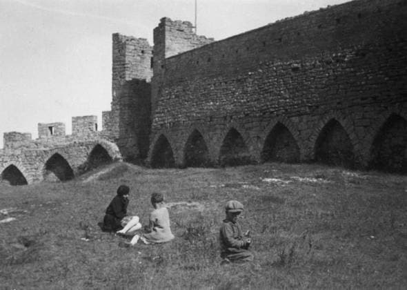 VISBY 1930s The ring wall in Visby Orig caption THE RING WALL AS SEEN FROM INSIDE THE CITY, VISBY sites SWEDEN VISBY GOTLAND VISBY SWEDEN sp sw x5600x  Copyright: xx VISBY