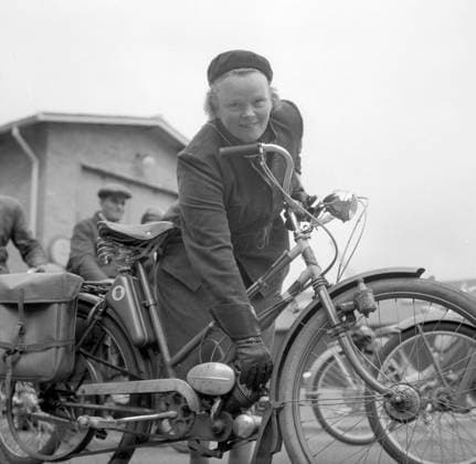 GÖTEBORG 1956-06-02. Kvinna som mopedist. *** Local Caption *** GT GÖTEBORG SVERIGE x2524x *** GÖTEBORG 1956 06 02 Woman riding a moped Local Caption GT GÖTEBORG SVERIGE x2524x  Copyright: xKamerareportage TTx MOPEDIST