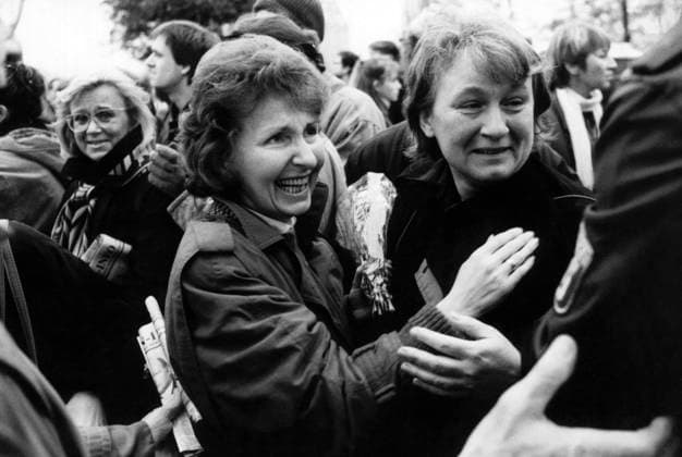BERLIN 1989-11-16. Berlinmurens fall, gränsöppnandet. Aterseendet. Muren har skilt vänner, älskande. Den har splittrat familjer. Under den senaste veckan har vänner som inte setts pa närmare tre decennier ater mötts.Vänskapen har överlevt eftersom den aldrig erkänner gränser, aldrig erkänner murar. Berlin Tyskland x53x *** BERLIN 1989 11 16 The fall of the Berlin Wall, the opening of borders The Wall has separated friends, lovers It has divided families In the past week, friends who had not seen each other for nearly three decades have met again Friendship has survived because it never recognizes borders, never recognizes walls Berlin Germany x53x  Copyright: xSven-ErikxSjöberg DN TTx BERLINMURENS FALL
