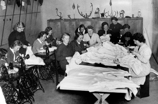 STOCKHOLM 1940-01-11. I en källarlokal surrar ett tiotal symaskiner för fullt. Det är Thulebolagets kvinnor som efter arbetets slut syr kamouflagekläder och snöjackor till hjälp för den finska beredskapen under andra världskriget. Stockholm Sverige x192x *** STOCKHOLM 1940 01 11 In a basement room, a dozen sewing machines are buzzing at full speed It is the women of the Thule company who, after work, sew camouflage clothes and snow jackets to help the Finnish readiness during World War II Stockholm Sweden x192x  Copyright: xDN TTx FINLANDSHJÄLPEN