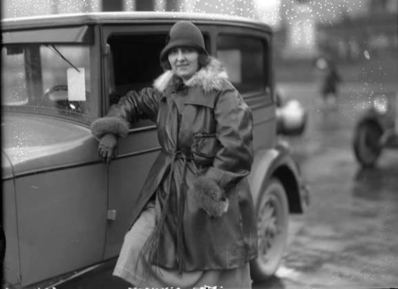 GÖTEBORG 1928-11-18. S.M.K (e. likn.) Bilrally - det kallades träff pa den tiden. Vi är pa Götaplatsen och det är en ung kvinna iklädd kappa och hatt som fotograferats framför en av bilarna. *** Local Caption *** GT Lada 1928-07 GÖTEBORG SVERIGE Motorsport x2524x *** GÖTEBORG 1928 11 18 S M K e likn Car rally it was called meeting at that time We are at Götaplatsen and it is a young woman wearing a coat and hat photographed in front of one of the cars Local Caption GT Lada 1928 07 GÖTEBORG SWEDEN Motorsport x2524x  Copyright: xKamerareportage TTx UNG KVINNA VID BIL