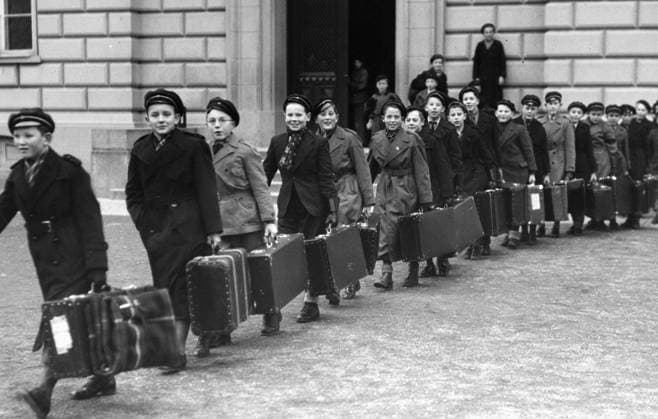 Skolbarn har evakueringsövning, Latinskolan i Malmö, december 1939. Malmö Sverige 1930-tal, andra världskriget x2503x *** School children having evacuation drill, Latin School in Malmö, December 1939 Malmö Sweden 1930s, World War II x2503x  Copyright: xSydsvenskanx xIBLxBildbyrax