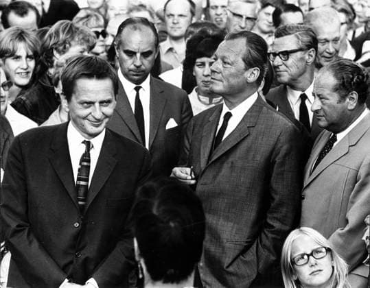 ARVIKA 1970-08-24 Torget i Arvika var fullproppat med folk när ledande europeiska socialdemokrater höll sitt valmöte. Statsminister Olof Palme till vänster pa bilden med den västtyske förbunskanslern Willy Brandt (i mitten) och den österrikiske förbundskanslern Bruno Kreisky (th) ARVIKA SVERIGE x192x *** ARVIKA 1970 08 24 The square in Arvika was packed with people when leading European Social Democrats held their election meeting Prime Minister Olof Palme to the left of the picture with West German Chancellor Willy Brandt in the middle and Austrian Chancellor Bruno Kreisky th ARVIKA SWEDEN x192x  Copyright: xGunnarxKällström DN TTx ARVIKAMÖTET