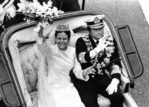 CARL XVI GUSTAF, KUNG SVERIGE, GIFTER SIG MED SILVIA SOMMERLATH, TYSKLAND. AKER I ÖPPEN VAGN, I KORTEGE GENOM STOCKHOLM EFTER VIGSELN I STORKYRKAN. PRIVAT FAMILJEN, BRÖLLOP. VINKAR. Â½. SILVIA, DROTTNING SVERIGE. 1976-06-19 (c) Aftonbladet IBL Bildbyra * * * EXPRESSEN OUT * * * AFTONBLADET 5600 kungahus Sverige x2512x *** CARL XVI GUSTAF, KING OF SWEDEN, MARRIES SILVIA SOMMERLATH, GERMANY ACES IN OPEN CARRIAGE, IN SHORT PASS THROUGH STOCKHOLM AFTER THE WEDDING IN THE GRAND CHURCH PRIVATE FAMILY, WEDDING WINES Â½ SILVIA, DAUGHTER SWEDEN 1976 06 19 c Aftonbladet IBL Bildbyra EXPRESSEN OUT AFTONBLADET 5600 kungahus Sverige x2512x  Copyright: xAftonbladet TTx