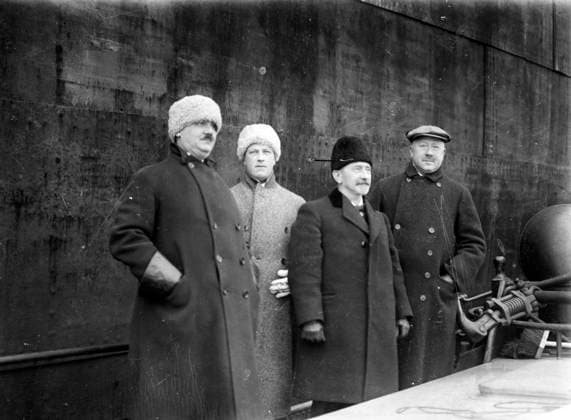 Göteborg - 1915 ? - Fyra män vid en stor fartygssida *** Local Caption *** GT Krep 2011-03 - 064 KAMERAREPORTAGE x2524x *** Gothenburg 1915 Four men at a large ships side Local Caption GT Krep 2011 03 064 KAMERAREPORTAGE x2524x  Copyright: xKamerareportage TTx