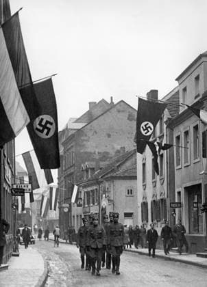 THE SAAR AREA MERZIG 1935. Orig. caption... SWEDISH CHRISTMAS IN SAAR. Swedish patrol on one of Merzig s streets. Orig. caption... SWEDES IN SAAR. Swedish patrol marches through one of Merzig s streets. Note From 1919 the Saar area was administered by the League of Nations. In 1935, a referendum was held on whether the area should belong to Germany. The referendum was led by a neutral commission under the Swedish presidency, a Swedish company was also part of the international force that supervised the election. After a referendum in 1935, the area was reunited with Germany. See also BBQ363, BBQ365 and BBV487-BBV492 Image series Photo reportage Hakkors CD451 sites: SWEDEN*;MERZIG;GERMANY;SAAROMÄDET;FRANCE Merzig Saar area sp_sw x5600x ***  Copyright: xx THE SWEDES IN SAAR