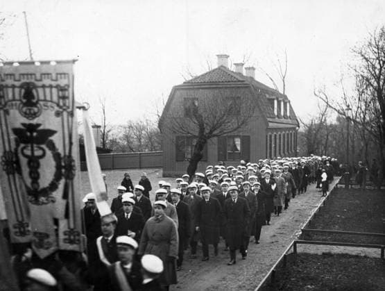 STOCKHOLM 1927-04-30 Valborgsmässa pa Skansen. Studenterna passerar Hazeliusgarden för första gangen. STOCKHOLM SVERIGE LIF x192x *** STOCKHOLM 1927 04 30 May Day Mass at Skansen Students pass Hazeliusgarden for the first time STOCKHOLM SWEDEN LIF x192x  Copyright: xDN TTx VALBORG SKANSEN