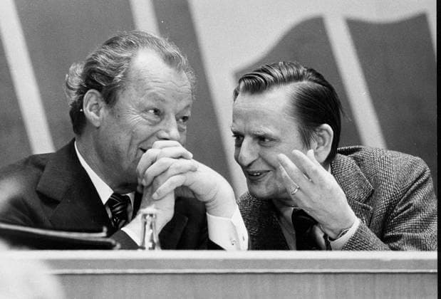STOCKHOLM 19751005 - Förre västtyske förbundskanslern Willy Brandt samtalar med Olof Palme under socialdemokraternas partikongress STOCKHOLM SVERIGE x36x *** STOCKHOLM 19751005 Former West German Chancellor Willy Brandt talks to Olof Palme during the Social Democratic Party Congress STOCKHOLM SWEDEN x36x  Copyright: xTOMMYxPEDERSENx WILLY BRANDT OCH OLOF PALME